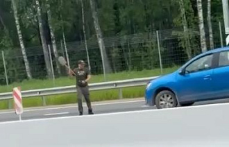 Неадекват с лопатой бил машины на федеральной трассе в Тверской области - новости Афанасий