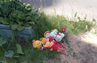 В Твери несут цветы и игрушки к месту гибели 4-летней девочки - новости Афанасий