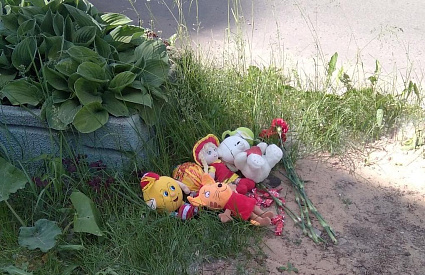 В Твери несут цветы и игрушки к месту гибели 4-летней девочки - новости Афанасий