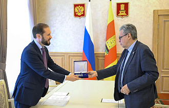 Виталий Королев вручил знак «Во благо земли Тверской» заму гендиректора ВГТРК